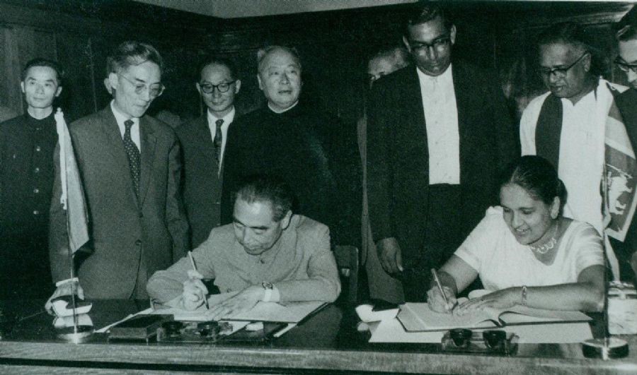 　　1964年2月26日至29日，周恩來訪問錫蘭（今斯里蘭卡）時(shí)，和總理西麗馬沃·班達(dá)拉奈克夫人簽署中錫聯(lián)合公報(bào)。