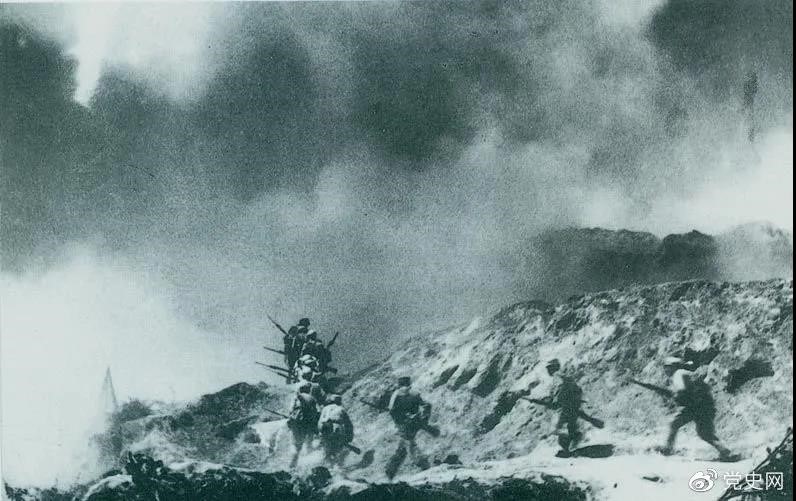 　　1948年2月28日至3月3日，西北野戰(zhàn)軍發(fā)起宜川戰(zhàn)役，殲滅國民黨軍2.9萬余人，取得了轉(zhuǎn)入外線作戰(zhàn)后的第一個大勝利。圖為部隊攻占瓦子街。 