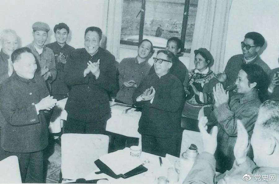 1978年3月2日，鄧小平到五屆全國人大一次會議云南和四川省代表團(tuán)看望代表們。