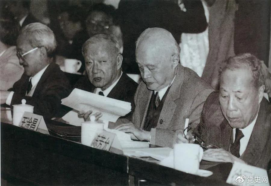 1986年3月，由4位老科學(xué)家倡議，經(jīng)鄧小平批示，中國制定實施了高技術(shù)研究發(fā)展計劃。圖為“863”計劃的4位倡導(dǎo)人王大珩（左2）、王淦昌（左3）、楊嘉墀（左1）、陳芳允（左4）。