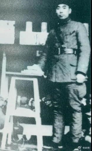 1939年3月10日，周恩來為新四軍排以上干部作題為《目前形勢與新四軍任務(wù)》的報(bào)告。