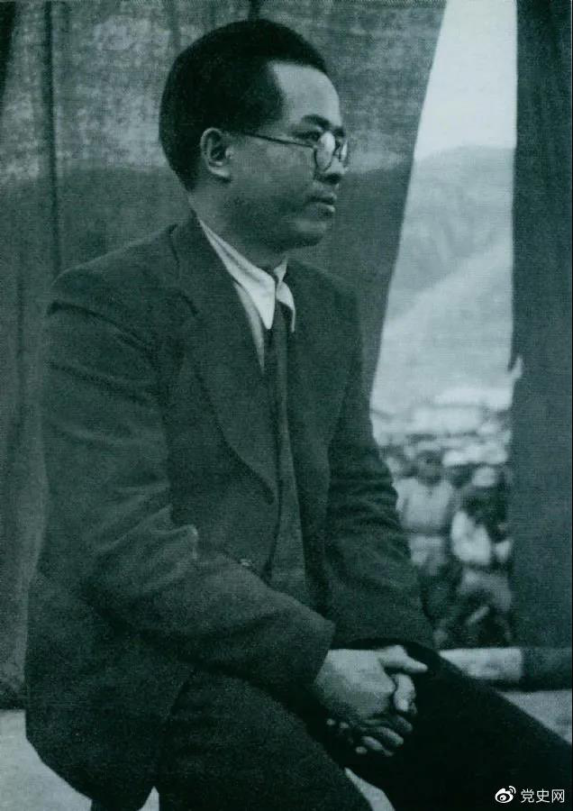 1940年3月26日，任弼時(shí)結(jié)束中共駐共產(chǎn)國際代表的工作回到延安。圖為他在歡迎大會上