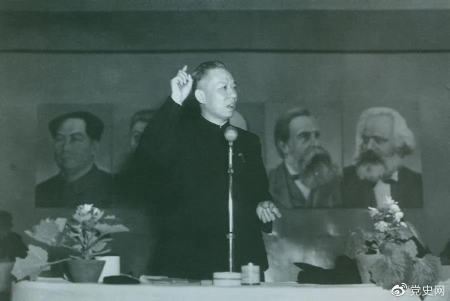 1951年3月28日，劉少奇在第一次全國組織工作會(huì)議上作報(bào)告。