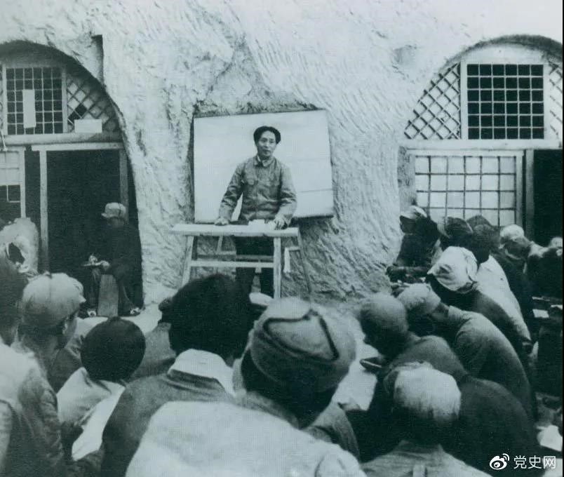 1938年4月，毛澤東在魯迅藝術(shù)學(xué)院講演。