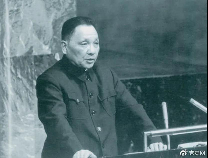 1974年4月10日，鄧小平在聯(lián)合國(guó)大會(huì)第六屆特別會(huì)議上發(fā)言。