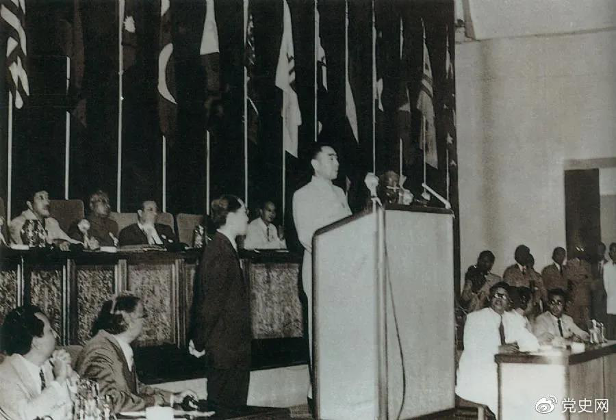 1955年4月18日，亞非會(huì)議在萬隆開幕。圖為19日周恩來在會(huì)議上發(fā)言。