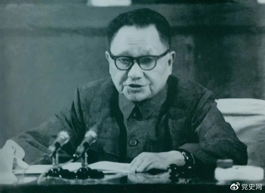 1978年4月22日，鄧小平在全國教育工作會(huì)議開幕式上講話。