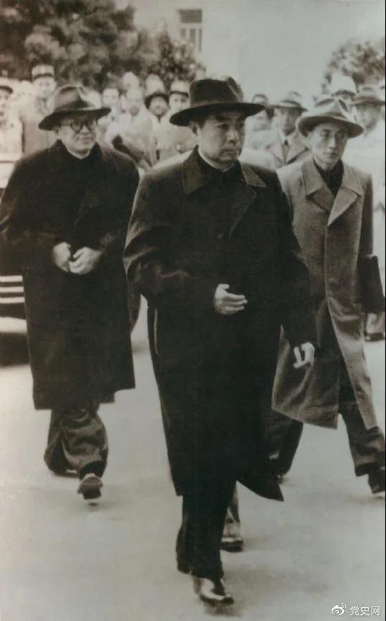 1954年4月26日，日內瓦會議開幕。圖為周恩來率中國代表團進入會場。