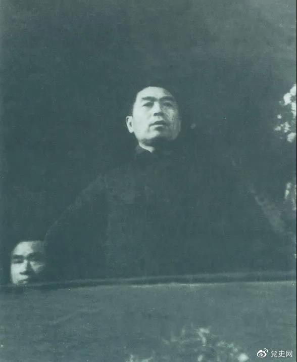 圖為周恩來(lái)在中國(guó)共產(chǎn)黨第七次全國(guó)代表大會(huì)上發(fā)言。