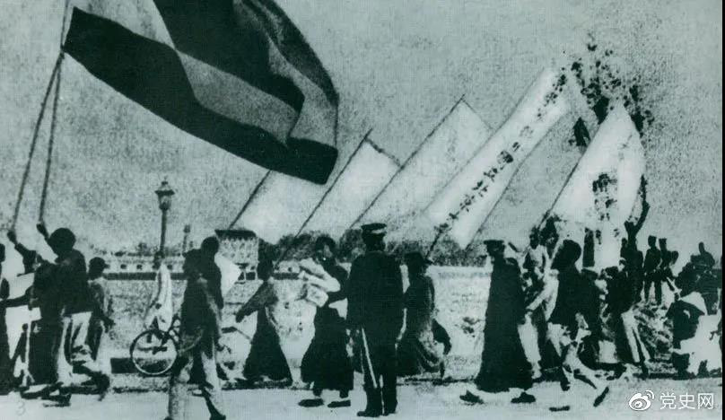 1919年5月4日，北京爆發(fā)學生反帝愛國運動。這是北京大學學生的示威游行隊伍。