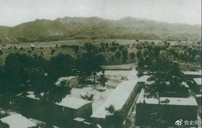 1948年5月，中共中央和人民解放軍總部由陜北遷到河北平山縣西柏坡。圖為中央領(lǐng)導(dǎo)人辦公處所俯瞰。