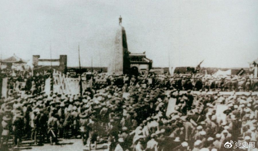 　　1931年6月，紅七軍到達(dá)中央革命根據(jù)地江西興國(guó)縣，編入彭德懷率領(lǐng)的紅三軍團(tuán)。圖為當(dāng)時(shí)會(huì)師的情形。