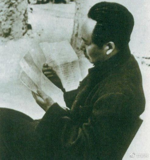 　　1946年6月，國民黨撕毀停戰(zhàn)協(xié)定和政協(xié)決議，挑起全面內(nèi)戰(zhàn)。這是毛澤東在延安審閱有關(guān)自衛(wèi)反擊的電報(bào)。