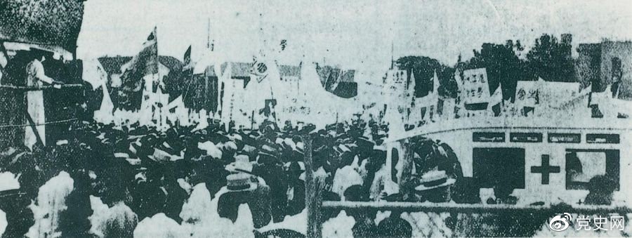 　　1925年6月7日，中國共產(chǎn)黨通過上海總工會聯(lián)合上海學(xué)生聯(lián)合會、上海各馬路商界聯(lián)合會等，成立了上海反帝運動的領(lǐng)導(dǎo)機關(guān)——工商學(xué)聯(lián)合會。11日，在該會的主持下，上海20萬群眾集會，通過了逞兇、賠償、取消領(lǐng)事裁判權(quán)等17項對外交涉條件。圖為大會盛況。