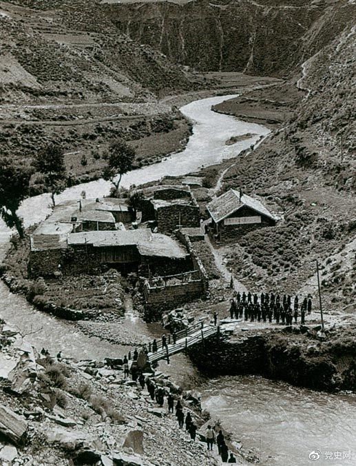 　　1935年6月12日，中央紅軍先頭部隊(duì)在夾金山北麓四川懋功達(dá)維鎮(zhèn)同紅四方面軍先頭部隊(duì)勝利會(huì)師。圖為當(dāng)年的會(huì)師橋。