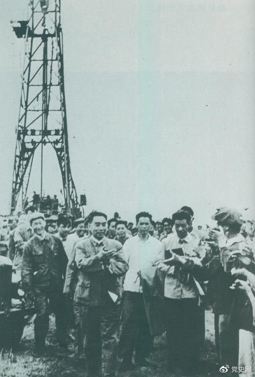 1962年6月，周恩來到大慶視察，這是在1202鉆井隊(duì)現(xiàn)場(chǎng)參觀。 