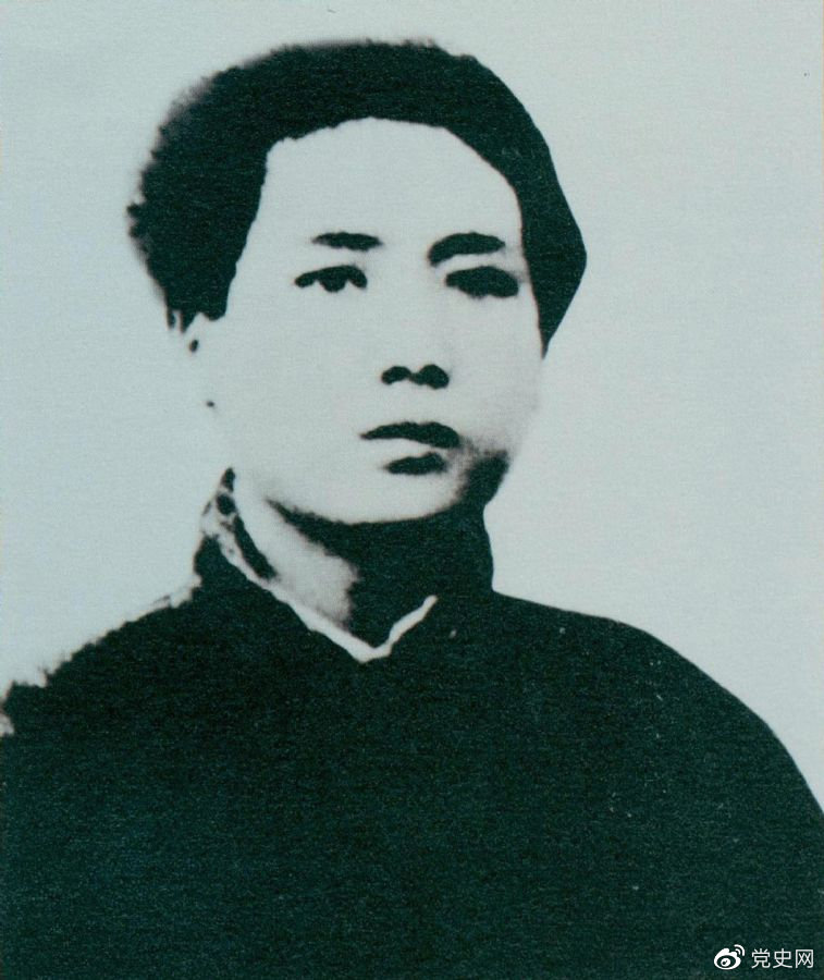 1921年7月，毛澤東赴上海參加中國共產(chǎn)黨第一次代表大會，成為黨的創(chuàng)始人之一。