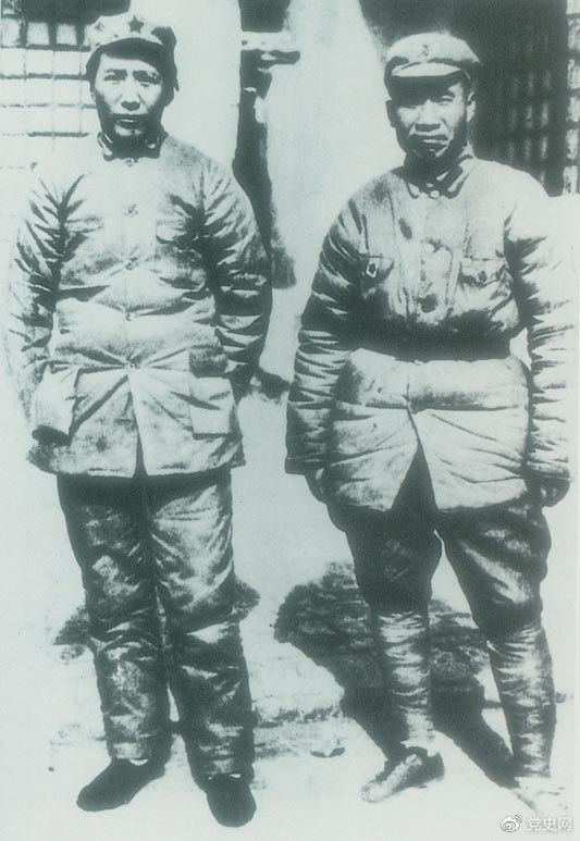 　　1937年7月7日，盧溝橋事變爆發(fā)。8日，中共中央通電全國，號召結(jié)成民族統(tǒng)一戰(zhàn)線抵抗日本侵略者。圖為1936年冬毛澤東和朱德在陜北。
