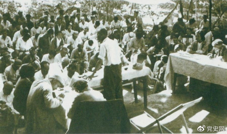 1947年7月17日至9月13日，全國土地會(huì)議在河北西柏坡召開。劉少奇主持會(huì)議并在會(huì)上作報(bào)告。