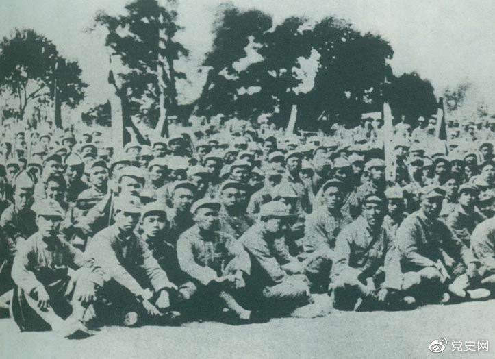 盧溝橋事變后的第11天，1937年7月18日，延安召開群眾大會(huì)，毛澤東發(fā)表演說。據(jù)當(dāng)時(shí)報(bào)載：“演詞激昂，聽眾均摩拳擦掌，熱血沸騰，愿赴抗日戰(zhàn)場(chǎng)，與日寇決一死戰(zhàn)。”