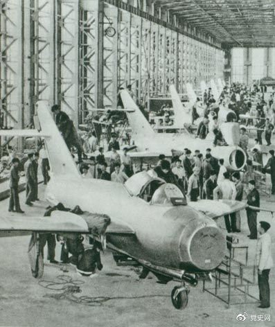 1956年7月19日，國產(chǎn)第一架噴氣式戰(zhàn)斗機在沈陽首次試飛成功，標(biāo)志著中國具備了獨立研制空軍武器裝備的能力。圖為國產(chǎn)第一批噴氣式飛機即將出廠。