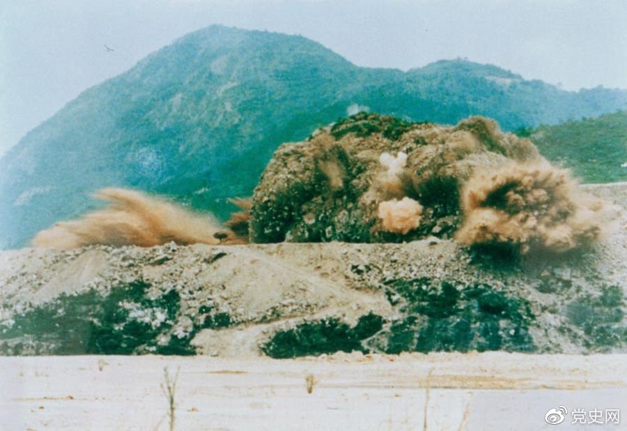 1979年7月20日，深圳蛇口工業(yè)區(qū)的建設(shè)者點(diǎn)燃開(kāi)山炮時(shí)的場(chǎng)面。