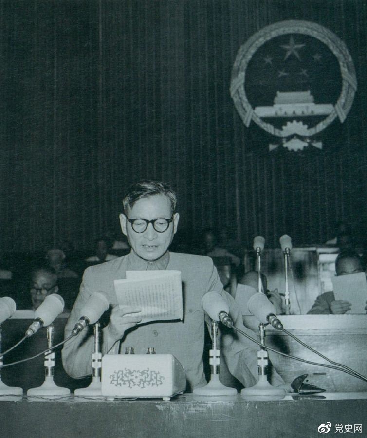 1955年7月，陳云在一屆全國人大二次會議上作堅(jiān)持和改進(jìn)糧食統(tǒng)購統(tǒng)銷工作的報(bào)告。