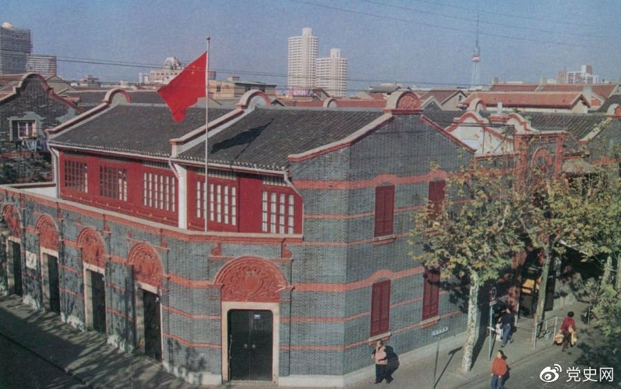 1921年7月23日 中國(guó)共產(chǎn)黨第一次全國(guó)代表大會(huì)在上海法租界望志路106號(hào)（今興業(yè)路76號(hào)）開(kāi)幕。最后一天的會(huì)議轉(zhuǎn)移到浙江嘉興南湖的游船上舉行。 圖為中共一大會(huì)址。