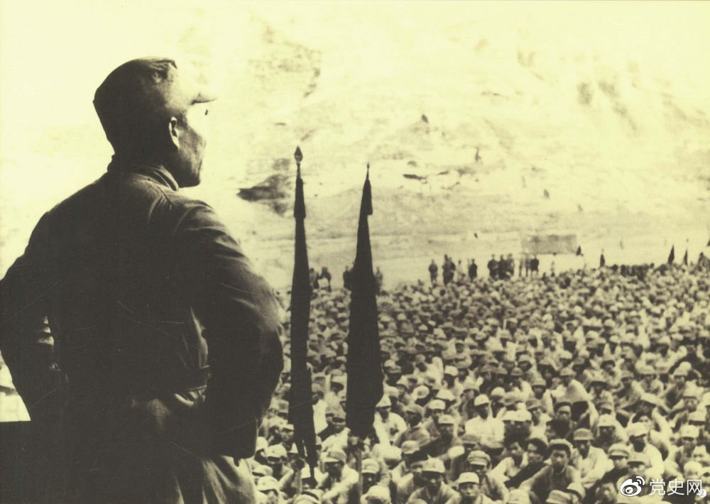 1937年8月后，朱德任中共中央軍委副主席、中央軍委華北軍分會(huì)書記、國(guó)民革命軍第八路軍總指揮（后為第十八集團(tuán)軍總司令），指揮八路軍開赴華北抗日前線。圖為朱德對(duì)即將開赴前線的八路軍將士講話。