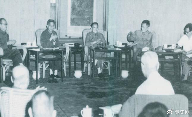 1977年8月4日—8日，鄧小平主持召開科學(xué)和教育工作座談會(huì)。