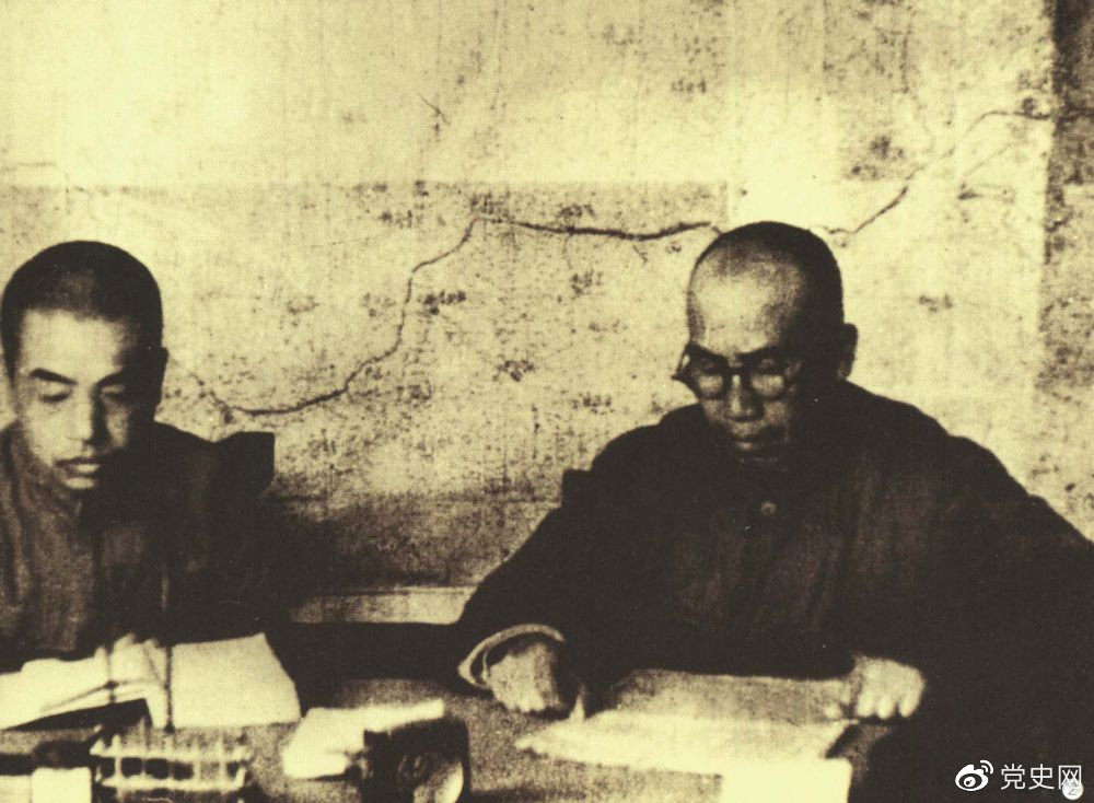 1945年8月，彭德懷任中央軍委副主席兼總參謀長，協(xié)助毛澤東、朱德指揮對日軍的大反攻。圖為朱德和彭德懷在延安。