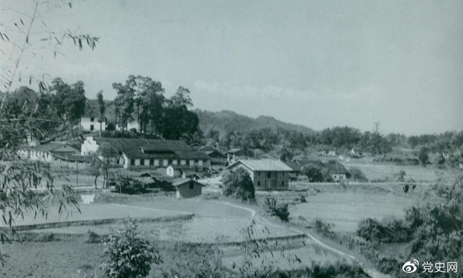 1934年8月，任弼時等率紅六軍團9700余人，從橫石和新江口出發(fā)，開始西征。圖為江西遂川縣橫石。