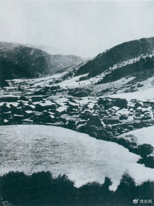 1935年8月20日，中共中央政治局在毛兒蓋召開會(huì)議，作出了《關(guān)于目前戰(zhàn)略方針之補(bǔ)充決定》，再次重申兩河口會(huì)議關(guān)于北上的戰(zhàn)略方針。圖為毛兒蓋。