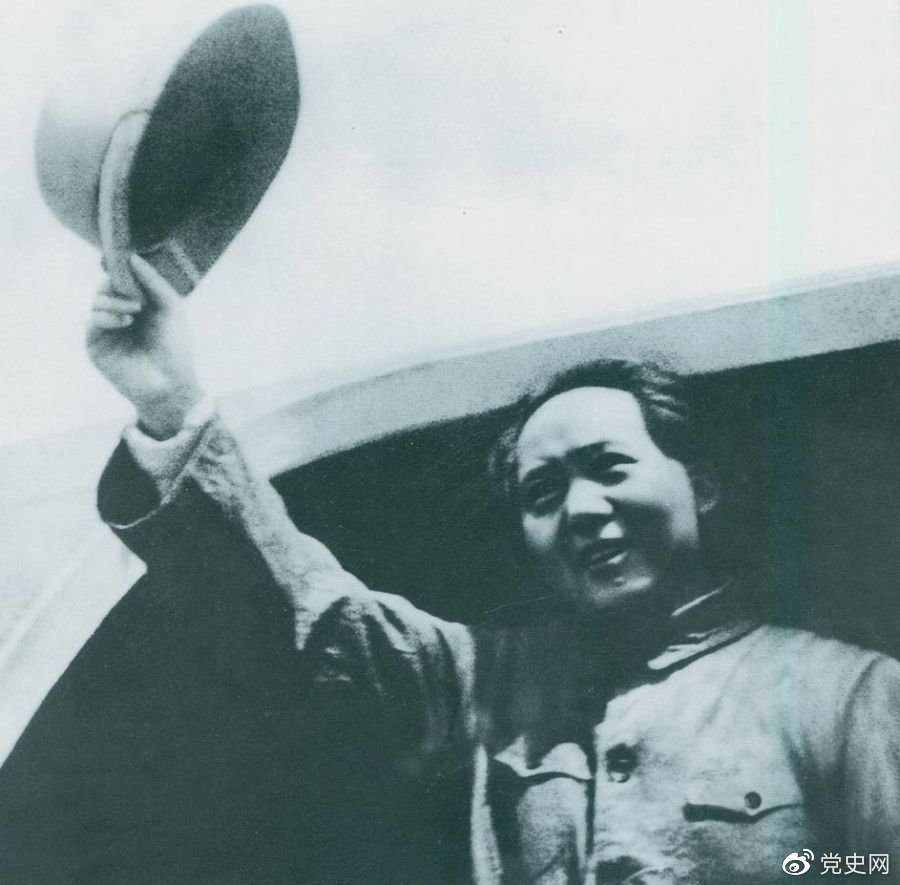1945年8月28日，毛澤東飛赴重慶時(shí)，向前來歡送的延安軍民揮手告別。
