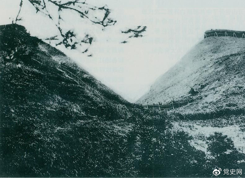 井岡山黃洋界哨口。1928年8月30日，紅軍以不足一個營的兵力，在這里擊退湘贛敵軍的進攻，取得黃洋界保衛(wèi)戰(zhàn)的勝利。至11月，紅軍又打破了兩省敵軍對井岡山根據(jù)地的第二次“會剿”。