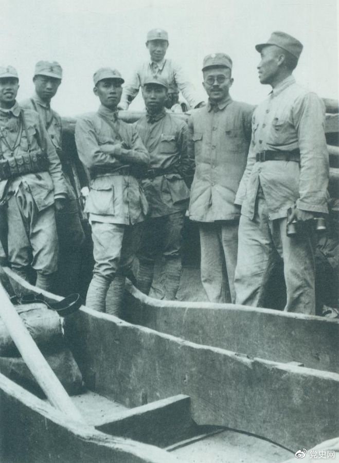 1937年9月，八路軍部分領(lǐng)導(dǎo)人率部東渡黃河，開(kāi)赴抗日前線。圖為渡船上的八路軍領(lǐng)導(dǎo)人，前排右起：朱德、任弼時(shí)、左權(quán)。