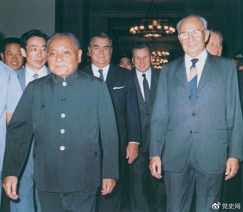1988年9月5日，鄧小平在會(huì)見(jiàn)捷克斯洛伐克總統(tǒng)胡薩克時(shí)提出科學(xué)技術(shù)是第一生產(chǎn)力。